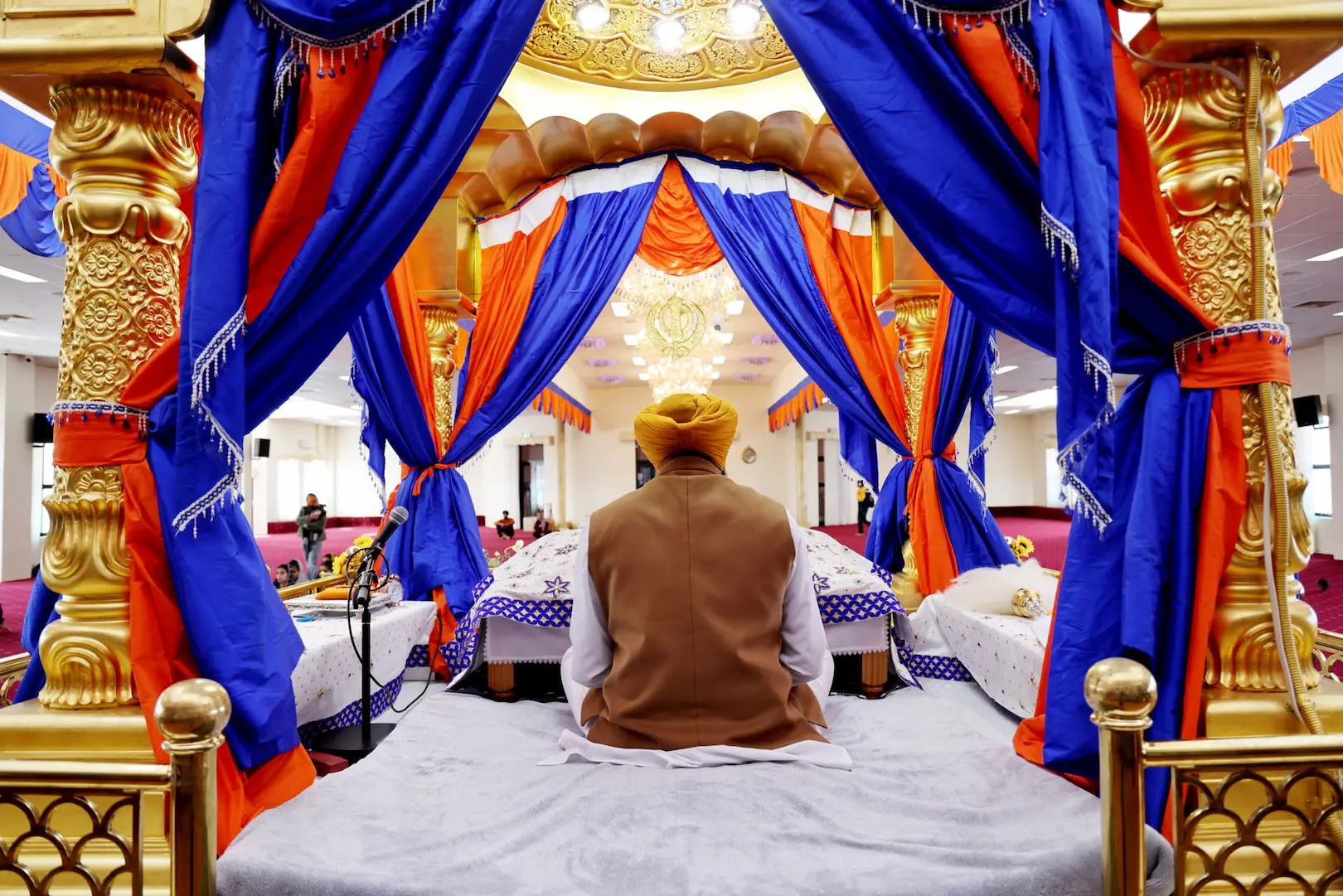 Granthi con el Guru Granth Sahib