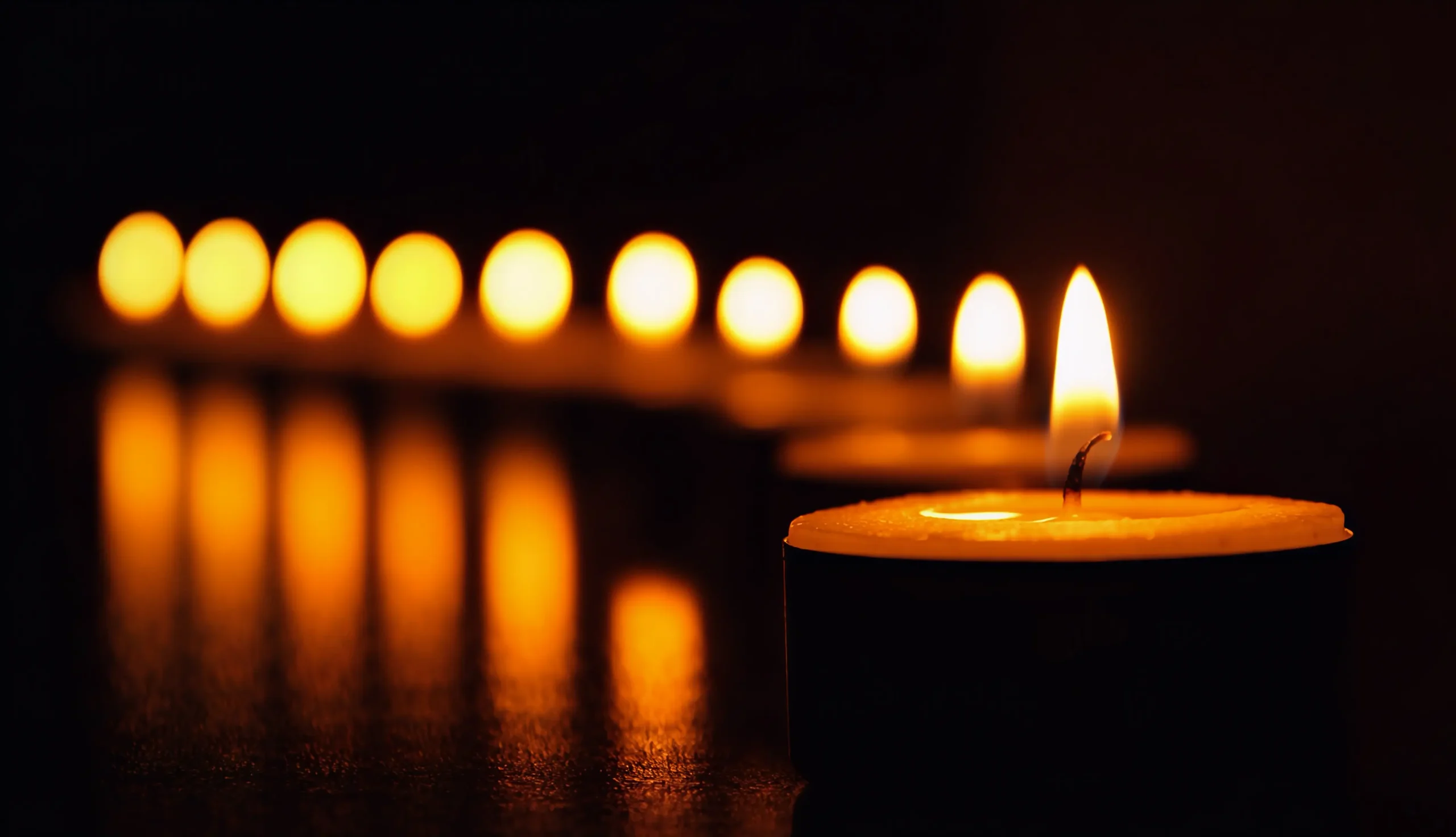 Dieci candele rappresentano i 10 Guru